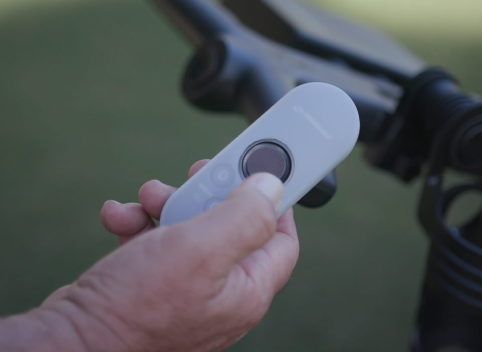 https://cdn.shopify.com/s/files/1/0671/9704/2982/products/foresight-sports-forecaddy-followremote-control-electric-smart-cart-947478.jpg?v=1709188572