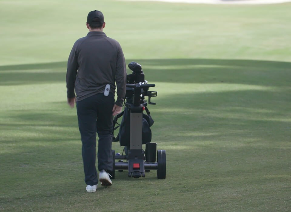 https://cdn.shopify.com/s/files/1/0671/9704/2982/products/foresight-sports-forecaddy-followremote-control-electric-smart-cart-971225.jpg?v=1709188572
